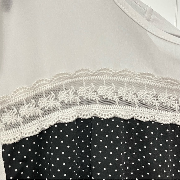 Short Sleeve dot print Top - Picture 6 of 9
